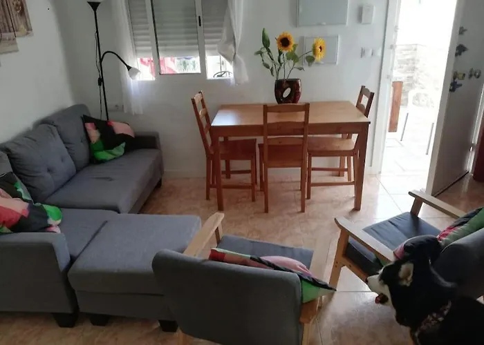 Casa Familiar Patio Y 2 Banos Con Aire Acondicionado